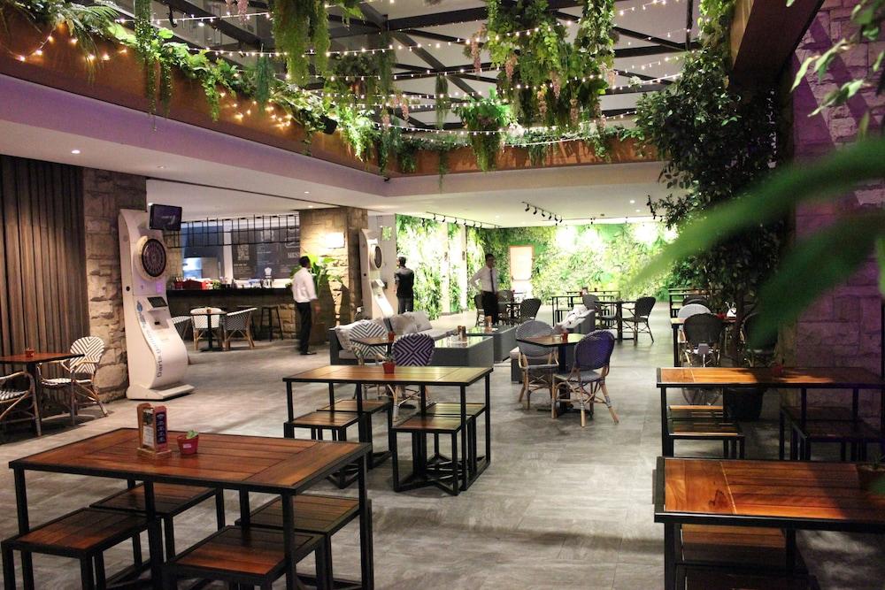 Swiss-Belinn Karawang Luaran gambar