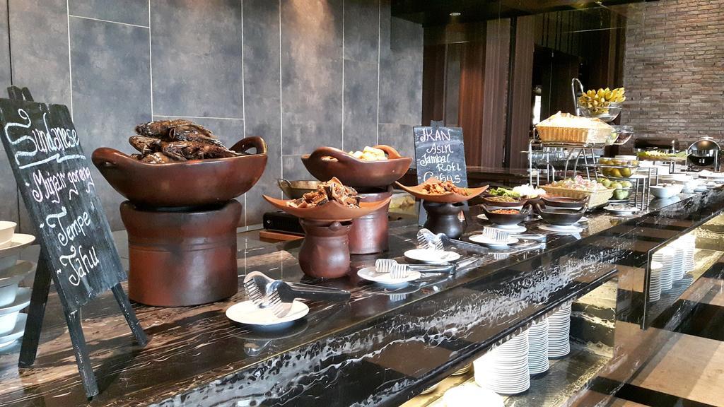 Swiss-Belinn Karawang Luaran gambar