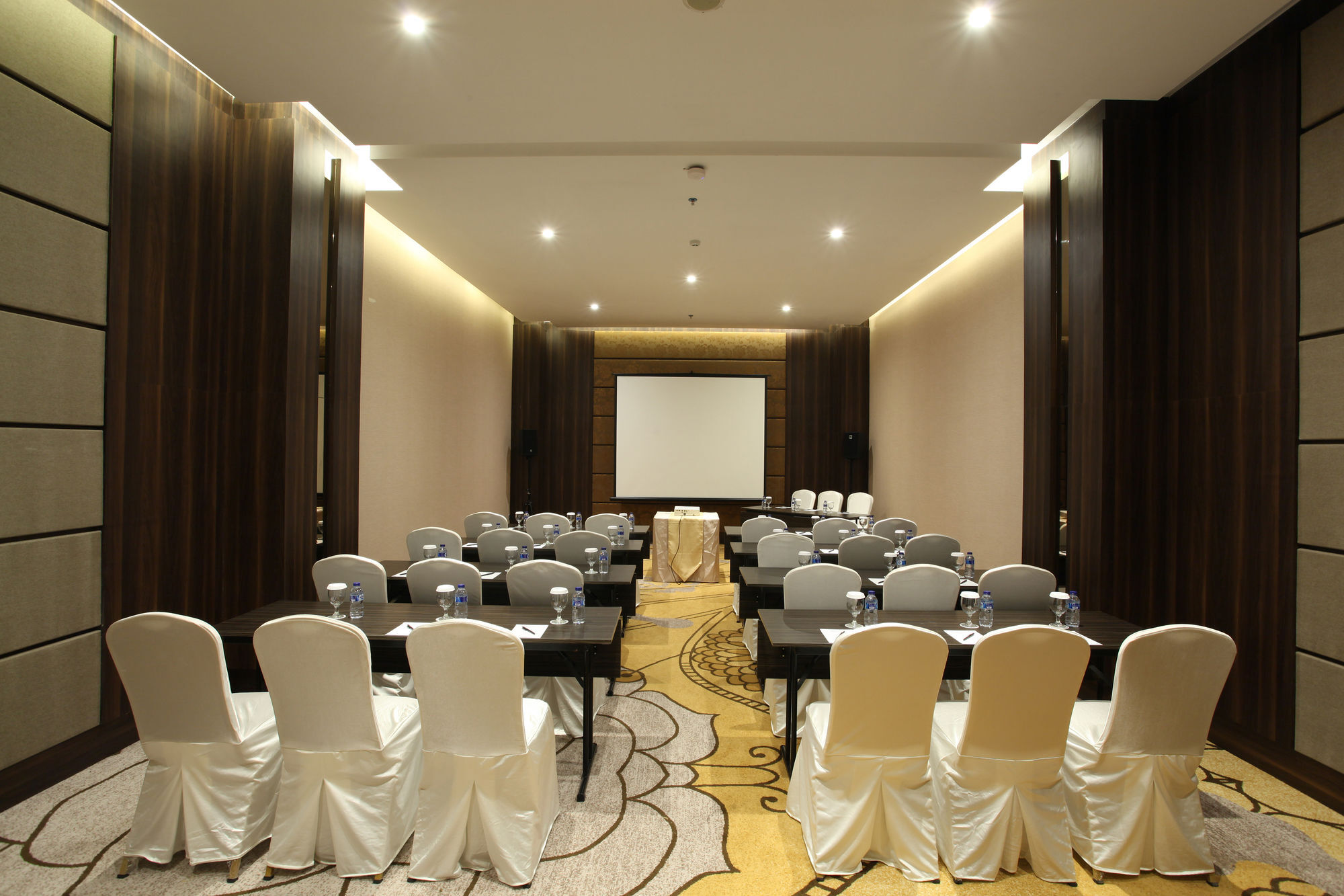 Swiss-Belinn Karawang Luaran gambar