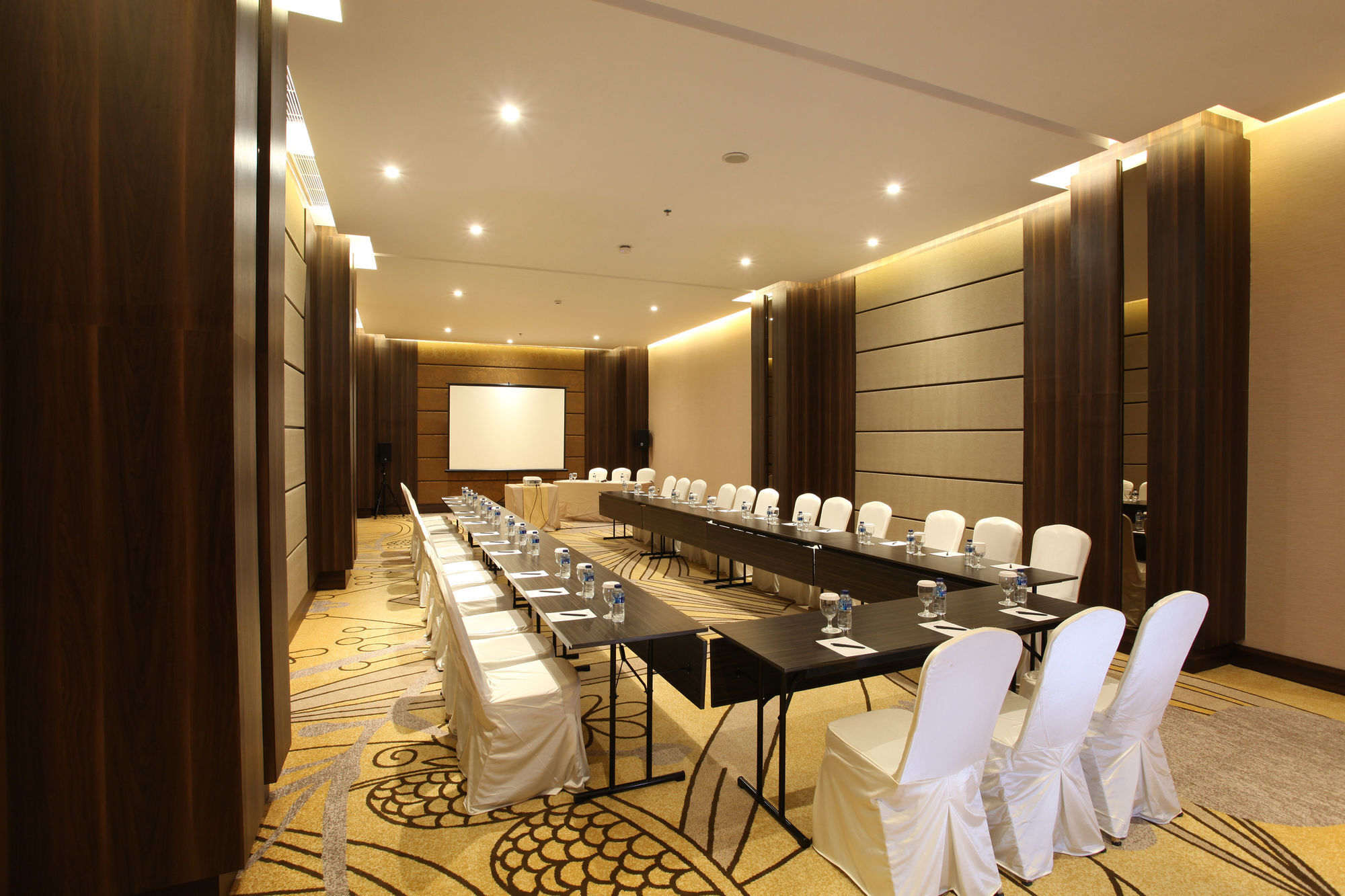 Swiss-Belinn Karawang Luaran gambar